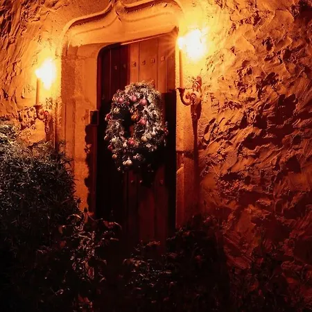 فندق مبيت وإفطار 14th Century Priory In Pressigny (Deux-Sevres)