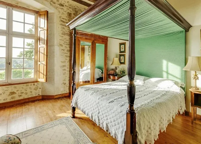 Bed & Breakfast 14th Century Priory In Pressigny (Deux-Sevres)
